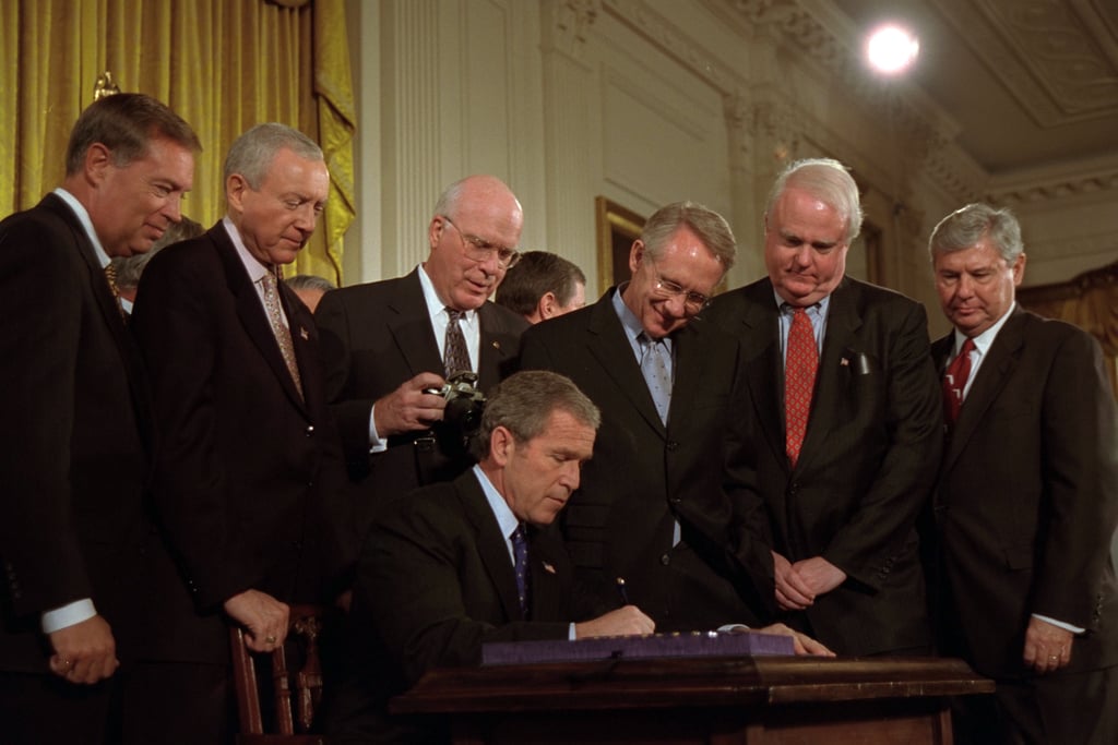 George W. Bush assinando documentos oficiais